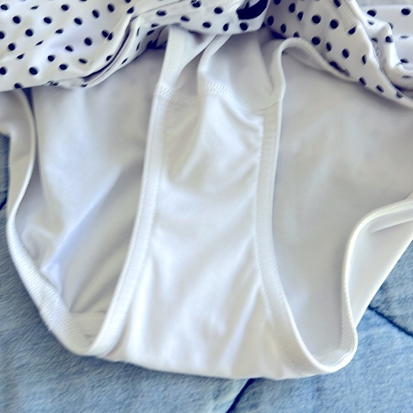 Lululemon running shorts, size 4, white with black polka dots and stripes - Picture 6 of 6